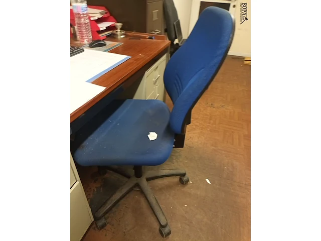 Lot 625 - bureau met stoel - afbeelding 3 van  3