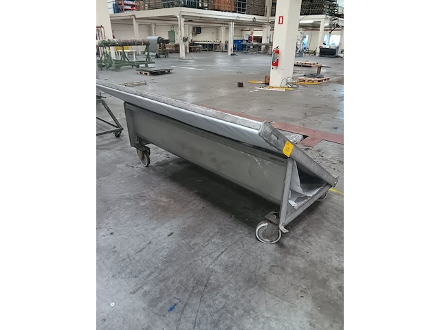Lot 627 - inox rolwagen - afbeelding 2 van  2
