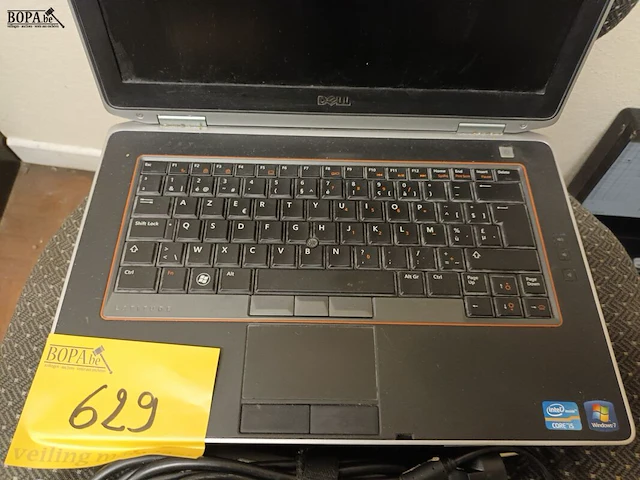 Lot 629 - bureaustoel en laptop - afbeelding 2 van  5