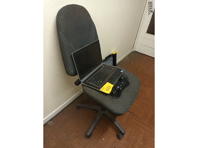 Lot 629 - bureaustoel en laptop - afbeelding 5 van  5