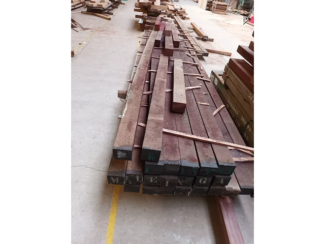 Lot 629 - houten balken. 20 stuks - afbeelding 1 van  4