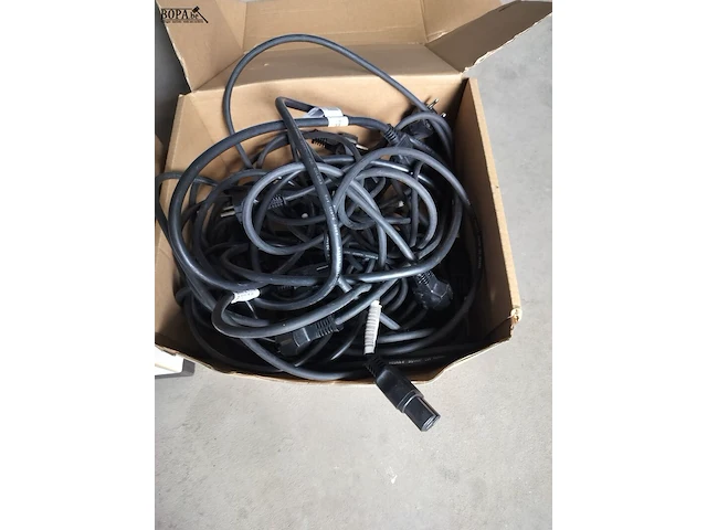 Lot 63 - computer kabels - 2 dozen - afbeelding 3 van  4