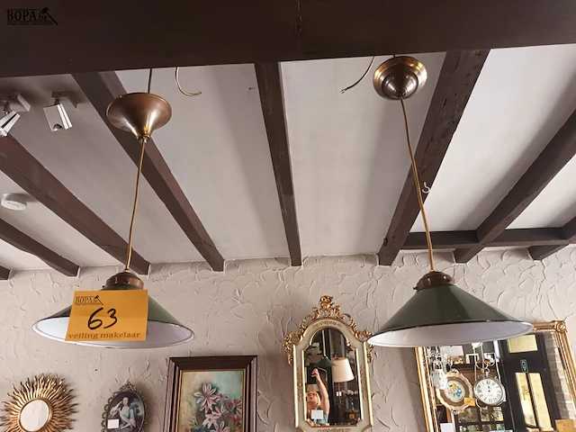 Lot 63 - emaillen hanglampen. 2 stuks - afbeelding 1 van  4