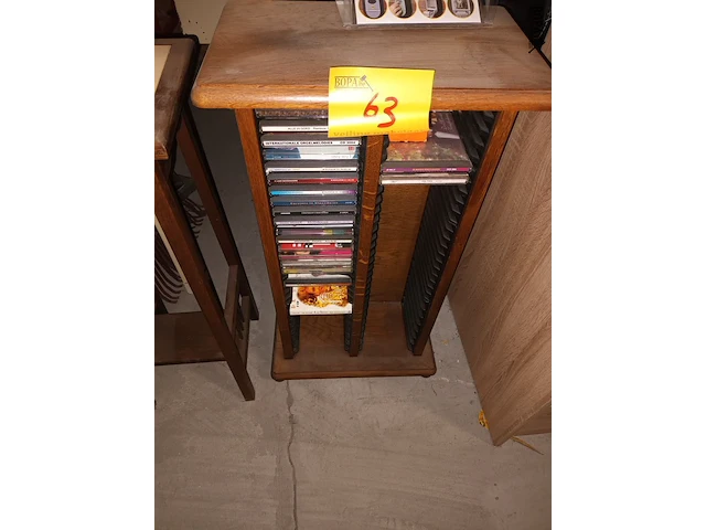 Lot 63 - houten cd kastje met muziek cd’s - afbeelding 1 van  3