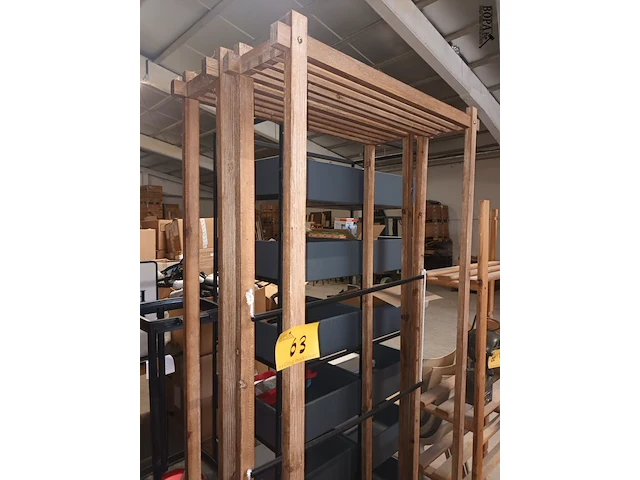 Lot 63 - houten rek. 2 stuks - afbeelding 1 van  3