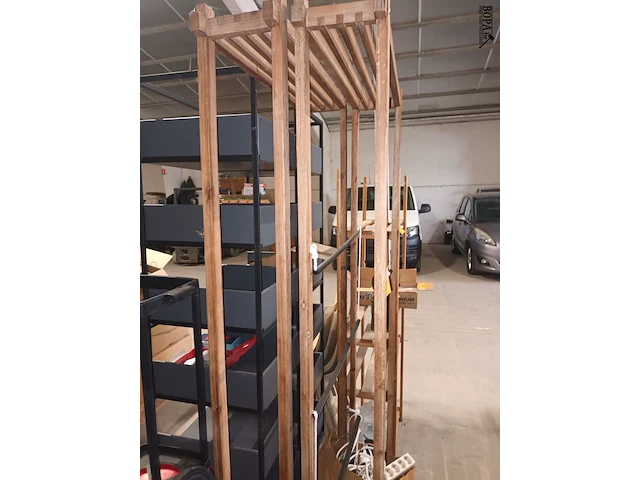 Lot 63 - houten rek. 2 stuks - afbeelding 2 van  3