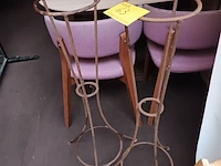 Lot 63 - metalen plantenstaander. 2 stuks - afbeelding 1 van  3