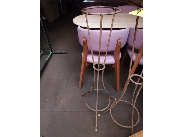 Lot 63 - metalen plantenstaander. 2 stuks - afbeelding 2 van  3
