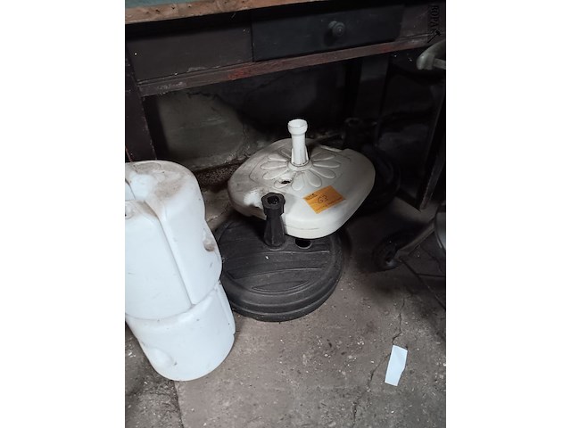 Lot 63 - parasolvoeten en tentgewichten - afbeelding 1 van  1