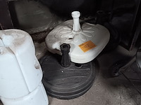 Lot 63 - parasolvoeten en tentgewichten - afbeelding 1 van  1