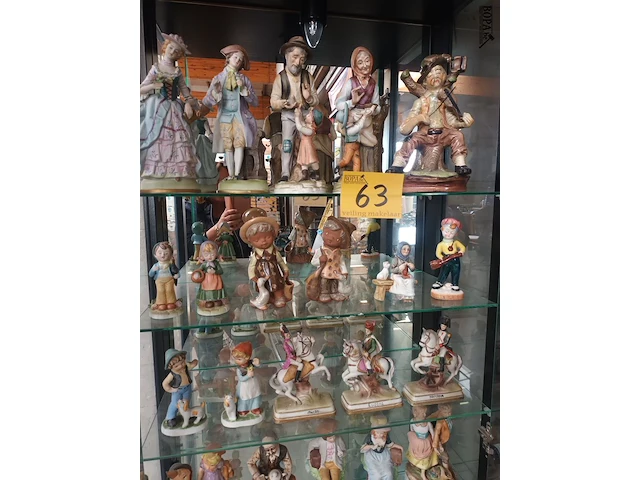 Lot 63 - porseleinen beeldjes. 36 stuks - afbeelding 2 van  4
