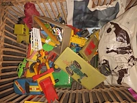 Lot 63 - rieten mand en speelgoed - afbeelding 2 van  4