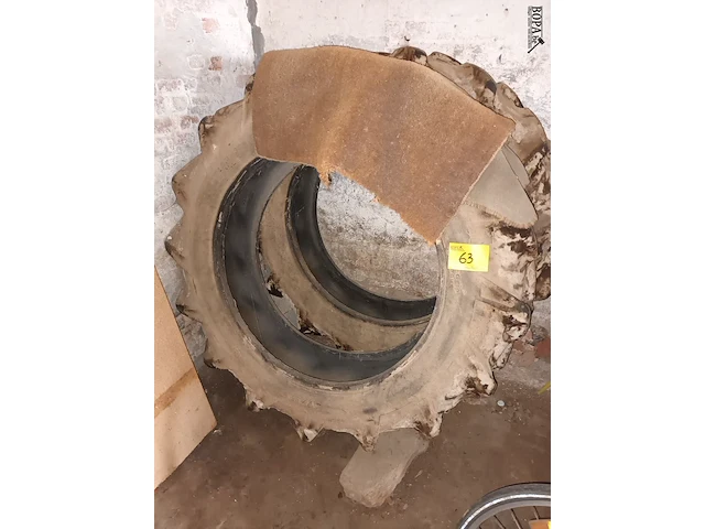 Lot 63 - tractorbanden. 2 stuks - afbeelding 1 van  3