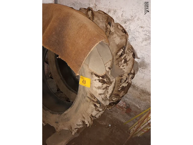 Lot 63 - tractorbanden. 2 stuks - afbeelding 2 van  3
