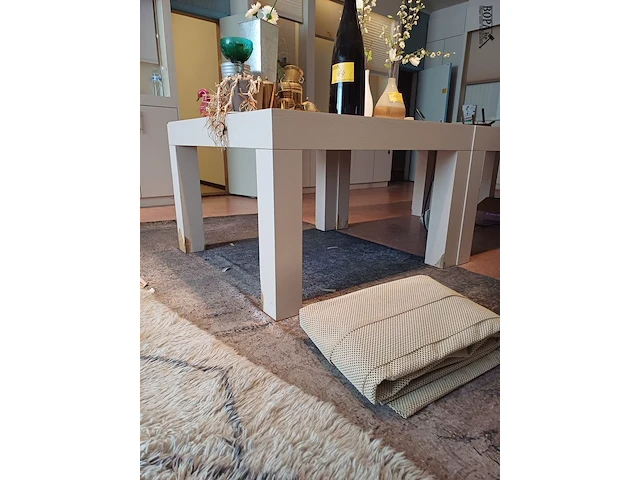 Lot 63 - vierkante tafel - afbeelding 1 van  2