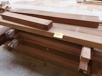 Lot 630 - houten afromosia balken. 25 stuks - afbeelding 2 van  4