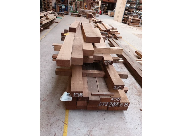 Lot 630 - houten afromosia balken. 25 stuks - afbeelding 3 van  4