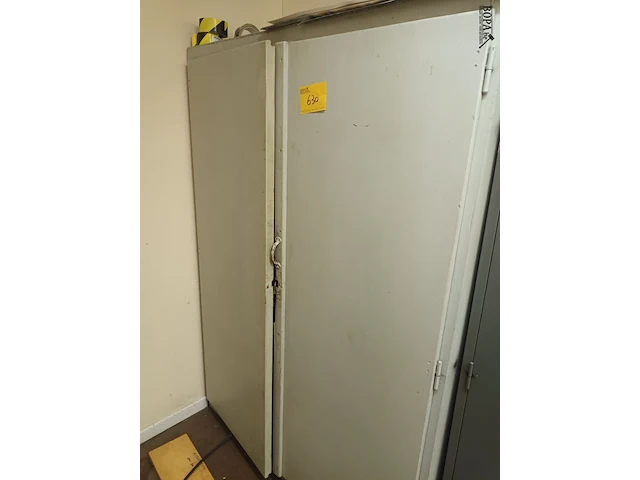 Lot 630 - houten kast met werkmateriaal - afbeelding 1 van  8