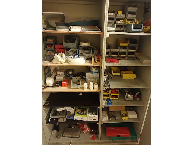 Lot 630 - houten kast met werkmateriaal - afbeelding 2 van  8