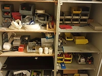 Lot 630 - houten kast met werkmateriaal - afbeelding 2 van  8