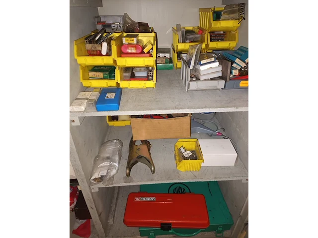 Lot 630 - houten kast met werkmateriaal - afbeelding 3 van  8