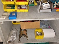 Lot 630 - houten kast met werkmateriaal - afbeelding 3 van  8