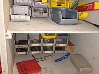 Lot 630 - houten kast met werkmateriaal - afbeelding 4 van  8