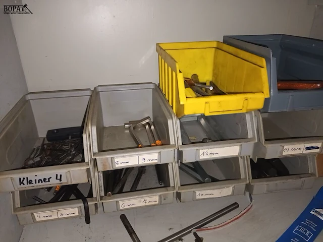 Lot 630 - houten kast met werkmateriaal - afbeelding 7 van  8