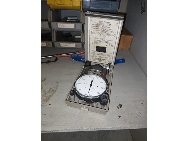 Lot 630 - houten kast met werkmateriaal - afbeelding 8 van  8