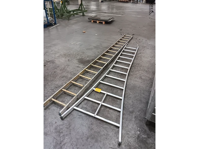 Lot 630 - ladders. 2 stuks - afbeelding 1 van  1