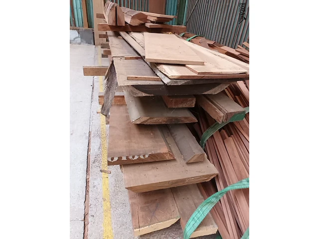 Lot 631 - boomstam planken - afbeelding 1 van  4