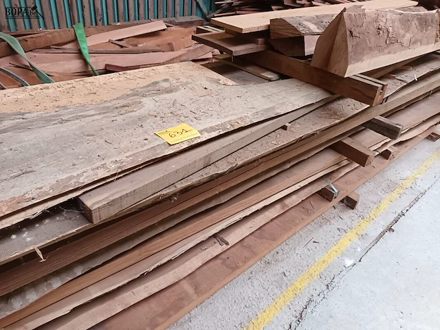 Lot 631 - boomstam planken - afbeelding 2 van  4