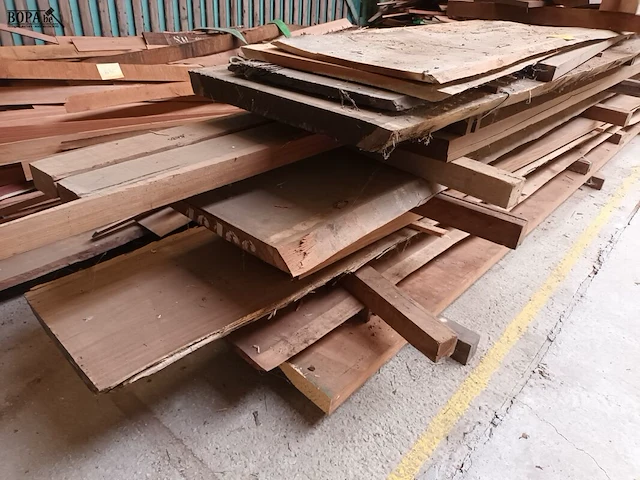 Lot 631 - boomstam planken - afbeelding 3 van  4