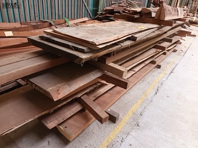 Lot 631 - boomstam planken - afbeelding 4 van  4