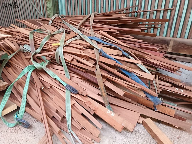 Lot 632 - groot lot latten en planken - afbeelding 1 van  6