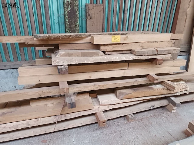 Lot 633 - houten balken en planken - afbeelding 1 van  6