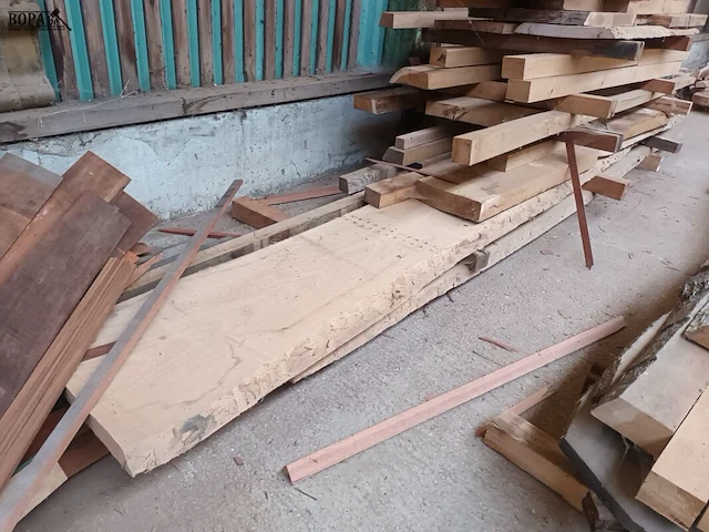 Lot 633 - houten balken en planken - afbeelding 5 van  6