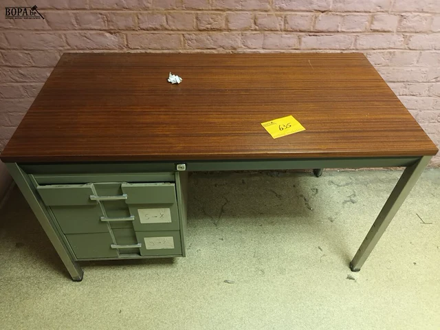 Lot 635 - metalen bureau - afbeelding 1 van  4