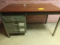 Lot 635 - metalen bureau - afbeelding 2 van  4
