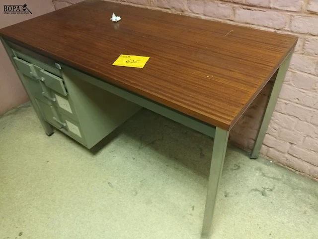 Lot 635 - metalen bureau - afbeelding 3 van  4