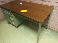 Lot 635 - metalen bureau - afbeelding 3 van  4