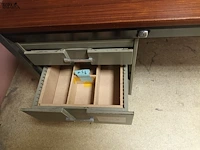 Lot 635 - metalen bureau - afbeelding 4 van  4