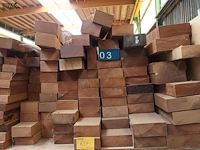 Lot 637 - korte houten balken - afbeelding 1 van  3