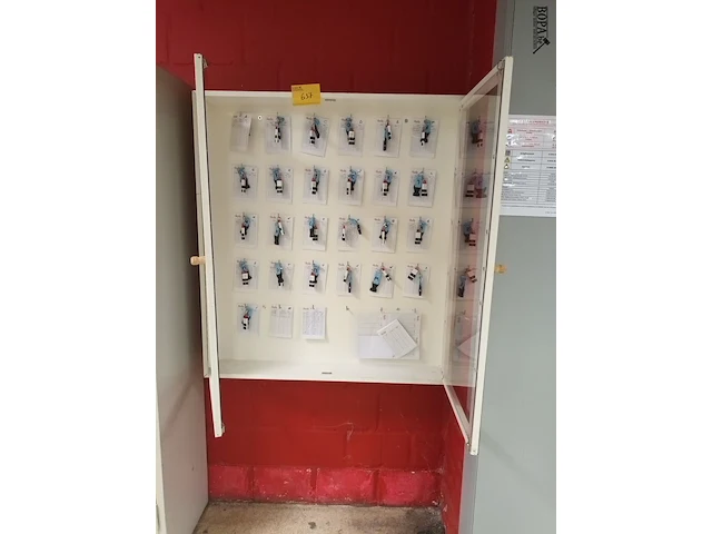 Lot 637 - vitrine wandkast - afbeelding 1 van  2