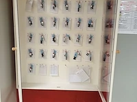 Lot 637 - vitrine wandkast - afbeelding 1 van  2