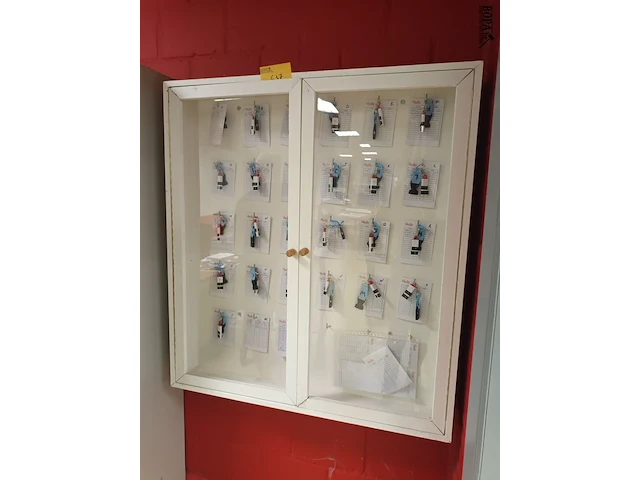 Lot 637 - vitrine wandkast - afbeelding 2 van  2