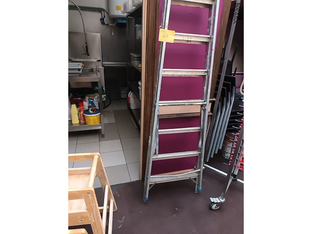 Lot 64 - aluminium trapladder - afbeelding 2 van  2