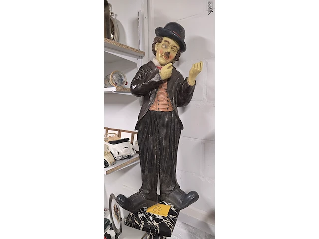 Lot 64 - charlie chaplin beeld - afbeelding 1 van  3