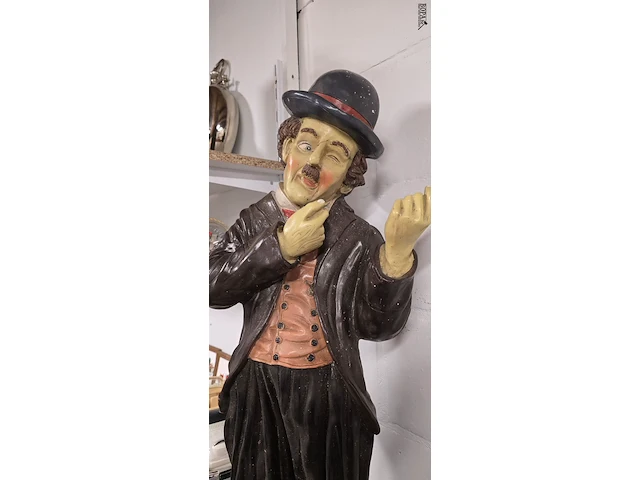 Lot 64 - charlie chaplin beeld - afbeelding 2 van  3