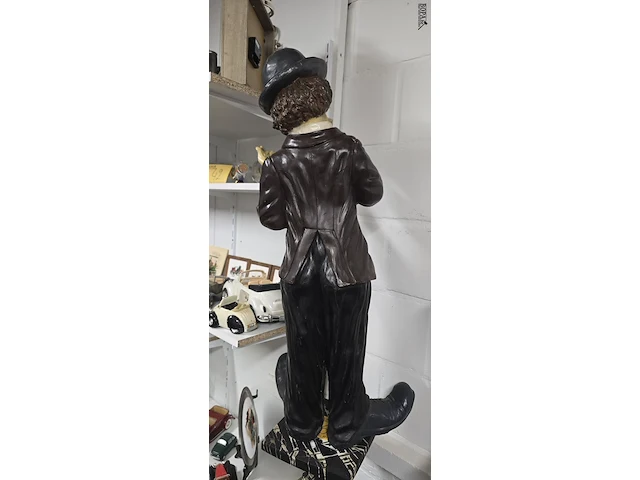 Lot 64 - charlie chaplin beeld - afbeelding 3 van  3
